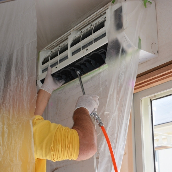 Pulizia di condizionatore e filtri con acqua